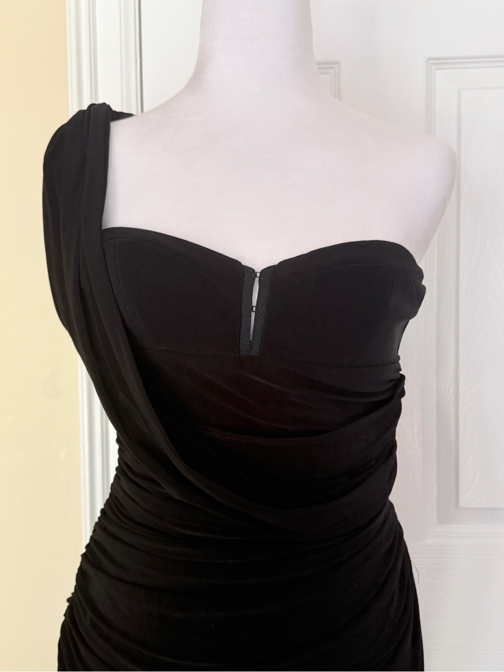 Marciano One-Shoulder Black Ruched Drape Dress Back Zip Sexy Fitted Small NWT - Picture 3 of 12
